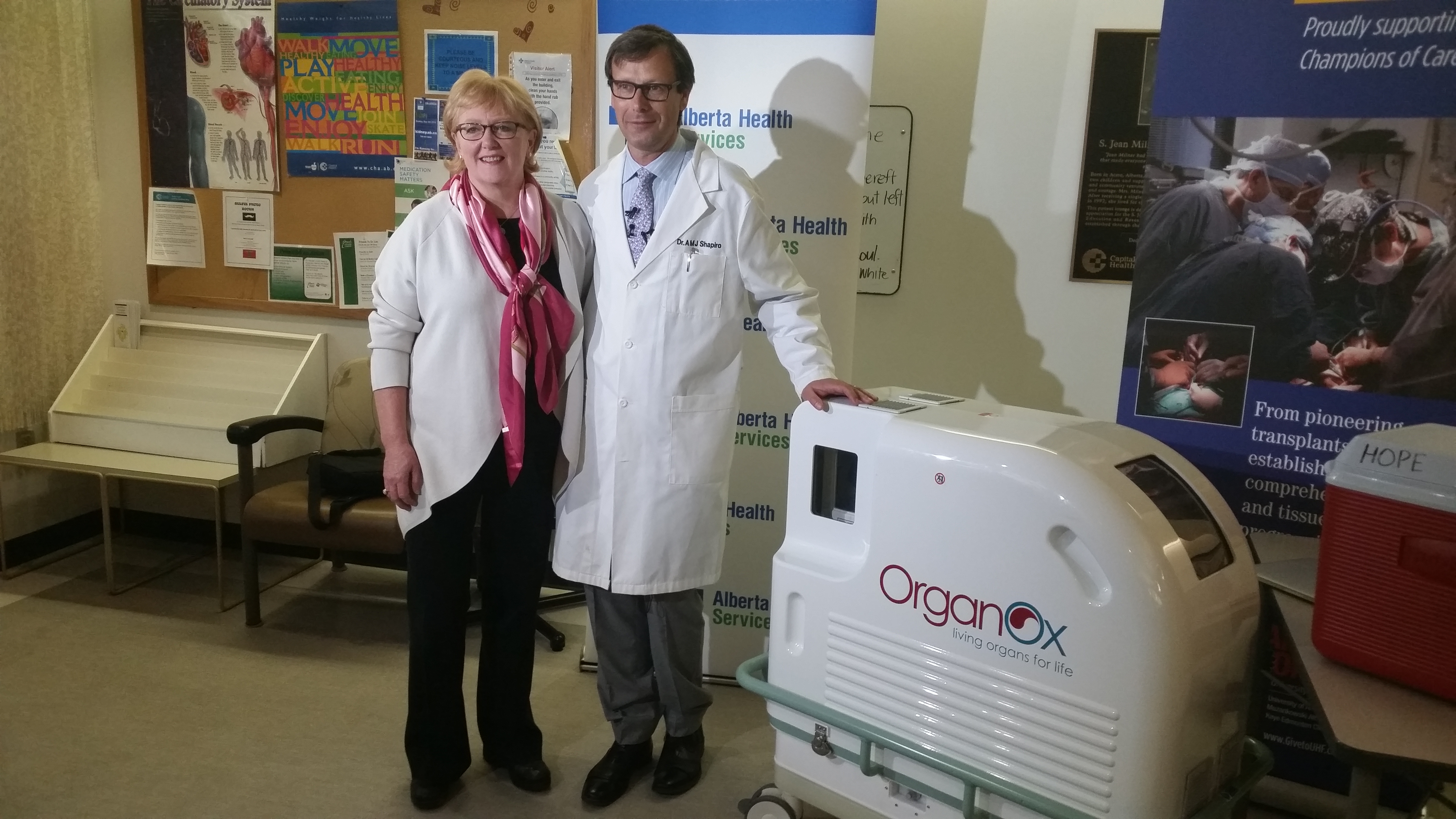 Lori West and James Shapiro stand next to a portable ex-vivo profusion device, called Metra.